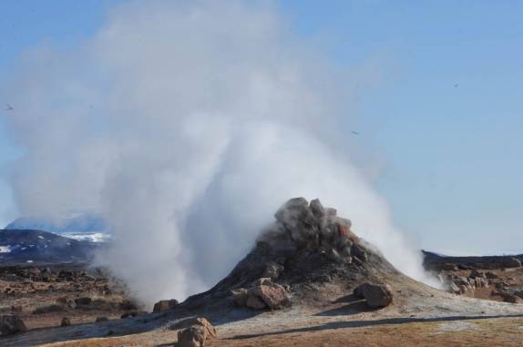 Muito vapor e água borbulhante nas fontes termais de Hverir, região de Myvatn, no nordeste da Islândia